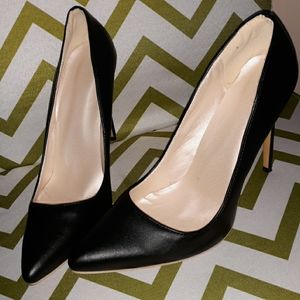 Black Pumps
